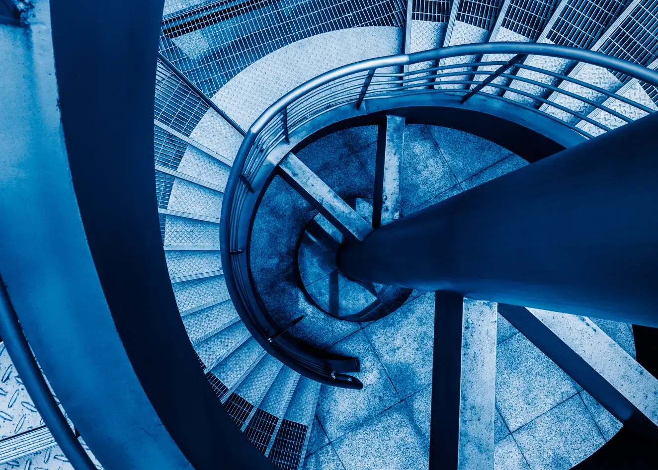Escalera de caracol azul. Fotografía de stock, no es el equipo.
